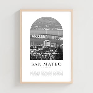 Könnte beinhalten: Schwarz-Weiß-Druck mit Rahmen, der San Mateo, Kalifornien, mit einer Brücke und Gebäuden unter einem Bogen zeigt. Der Name der Stadt ist fett gedruckt. Der Rahmen hat eine helle Holzfarbe.