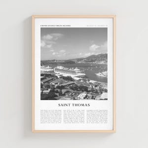 Puede incluir: Impresión enmarcada en blanco y negro de Saint Thomas, Islas Vírgenes de los Estados Unidos. La imagen presenta un puerto con cruceros, edificios y montañas. El texto en la parte superior dice "United States Virgin Islands" y "Saint Thomas" en la parte inferior.