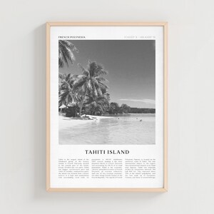 Könnte beinhalten: Gerahmter Schwarz-Weiß-Druck mit einer Strandlandschaft mit Palmen und dem Text "TAHITI ISLAND". Der Druck enthält den Text "FRANZÖSISCH-POLYNESIEN" oben und beschreibenden Text unten, in einem hellen Holzrahmen.