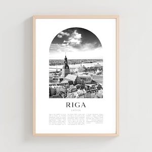 Puede incluir: Impresión enmarcada en blanco y negro con una vista de la ciudad de Riga, Letonia, bajo un cielo semicircular. La palabra "RIGA" se muestra debajo de la imagen, con texto adicional sobre la historia y las características de la ciudad.