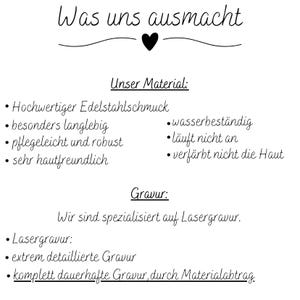 Op de afbeelding: Een witte informatiekaart met zwarte tekst en een hartpictogram. De tekst luidt: Was uns ausmacht, Unser Material: Hochwertiger Edelstahlschmuck, besonders langlebig, wasserbest&auml;ndig, pflegeleicht und robust, l&auml;uft nicht an, sehr hautfreundlich, verf&auml;rbt nicht die Haut, Gravur: Wir sind spezialisiert auf Lasergravur, Lasergravur: extrem detaillierte Gravur, komplett dauerhafte Gravur, durch Materialabtrag.