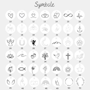 Op de afbeelding: Een raster van 42 ronde witte bedels, elk met een uniek zwart lijntekeningsymbool en een bijbehorend nummer van 10 tot 51. De symbolen omvatten harten, handen, dieren, natuurelementen, hemellichamen en religieuze iconen. Het woord Symbole staat bovenaan.