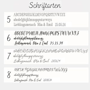 Op de afbeelding: Een overzicht getiteld Schriftarten met vier verschillende letterstijlen, genummerd 5, 6, 7 en 8. Elke rij toont hoofdletters en kleine letters, gevolgd door de voorbeeldtekst 'Lieblingsmensch Mia & Emil 25.05.24' in zwarte inkt op een witte achtergrond.