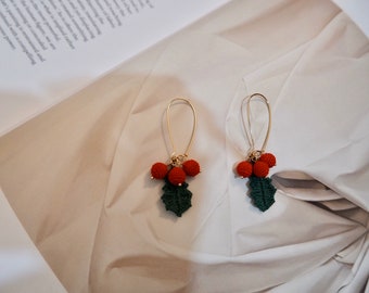 handmade crochet holly earrings for chirstmas！