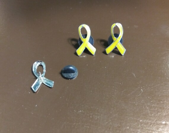 Spilla con nastro giallo per la sensibilizzazione sul cancro al fegato e alla vescica, sarcoma ed endometriosi. Regalo unisex per uomo, donna e ragazza. - Italia