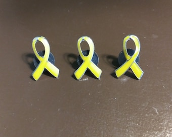 El pin de solapa con lazo amarillo representa el cáncer de vejiga y también...