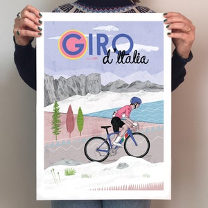 Op de afbeelding: Een kleurrijke poster met de tekst "GIRO d'Italia Est. 1909" en een illustratie van een fietser die door een berglandschap fietst.