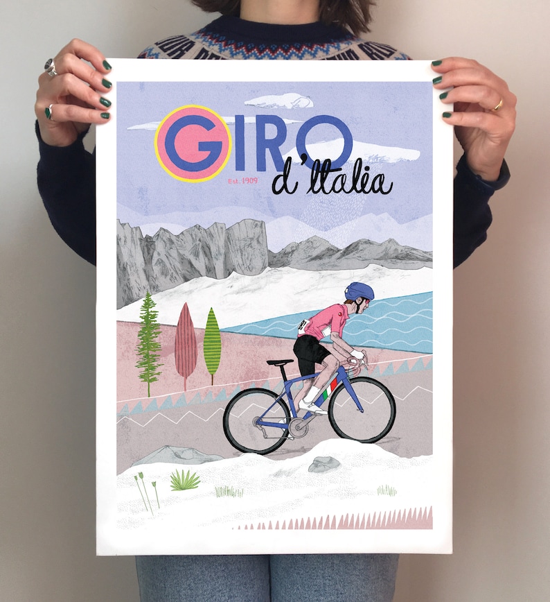 Op de afbeelding: Een kleurrijke poster met de tekst "GIRO d'Italia Est. 1909" en een illustratie van een fietser die door een berglandschap fietst.