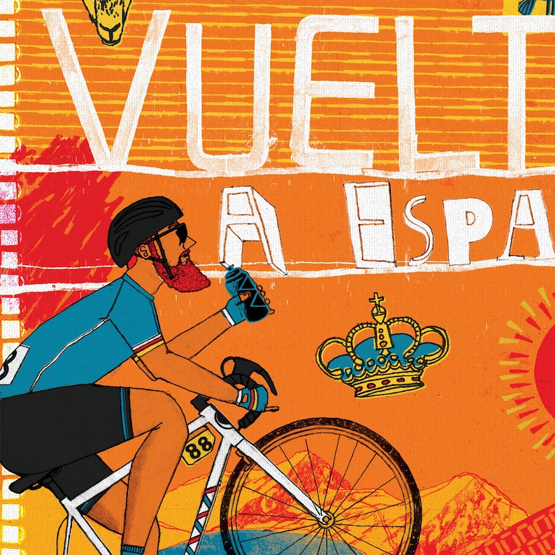 Op de afbeelding: Een wielrenner in een blauw shirt en een helm met een baard drinkt uit een blauwe fles. De wielrenner rijdt op een witte fiets met een zwart zadel en een zwart stuur. De achtergrond is oranje met de woorden "VUELTA A ESPA&Ntilde;A" in wit.