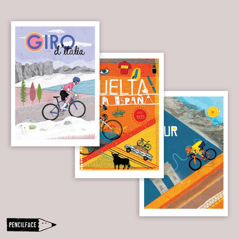 Op de afbeelding: Drie kleurrijke posters met fietsraces. De eerste poster is blauw en roze met de tekst "GIRO d'Italia". De tweede poster is oranje en geel met de tekst "VUELTA A ESPA&Ntilde;A" en de datum "Juli 1935". De derde poster is blauw en oranje met de tekst "TOUR".