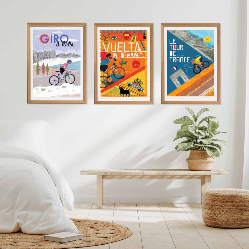 Op de afbeelding: Drie ingelijste prints van wielerposter. De posters zijn in een moderne stijl met felle kleuren en geometrische vormen. De posters tonen de namen "Giro d'Italia", "Vuelta a Espana" en "Le Tour de France".