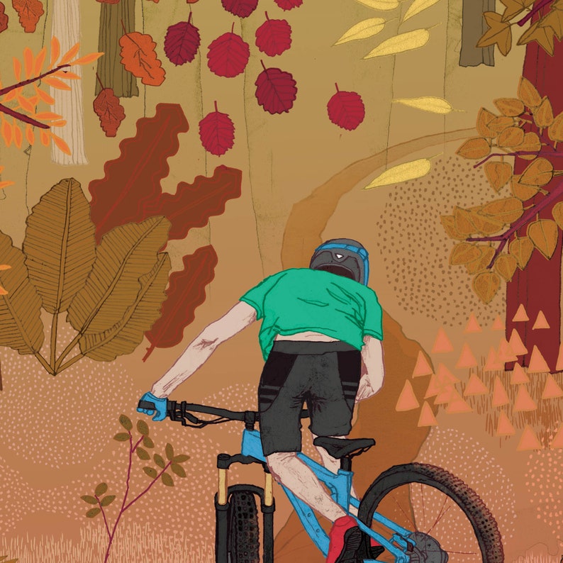 Peut inclure: Une personne portant une chemise verte et un short noir fait du v&eacute;lo de montagne bleu dans une for&ecirc;t. La for&ecirc;t est remplie de feuilles brunes et rouges.