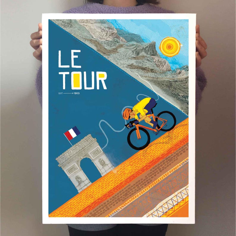 Op de afbeelding: Een blauwe en oranje poster met de tekst "LE TOUR EST. 1903" en een afbeelding van een wielrenner die op een fiets langs de Arc de Triomphe rijdt.