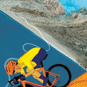 Op de afbeelding: Een fietser in een geel shirt en blauwe broek rijdt op een feloranje fiets met een zwart zadel en zwarte wielen op een blauwe en grijze weg.