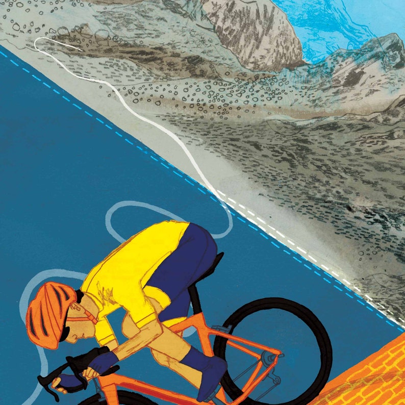 Op de afbeelding: Een fietser in een geel shirt en blauwe broek rijdt op een feloranje fiets met een zwart zadel en zwarte wielen op een blauwe en grijze weg.
