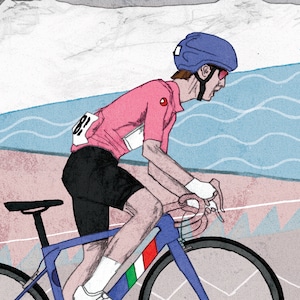 Op de afbeelding: Een wielrenner in een roze trui met een rode cirkel en het nummer "81" op de rug, een blauwe helm en een zonnebril rijdt op een blauwe en witte fiets met een Italiaans vlagontwerp op het frame.