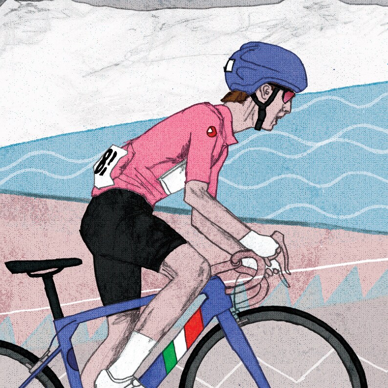 Op de afbeelding: Een wielrenner in een roze trui met een rode cirkel en het nummer "81" op de rug, een blauwe helm en een zonnebril rijdt op een blauwe en witte fiets met een Italiaans vlagontwerp op het frame.