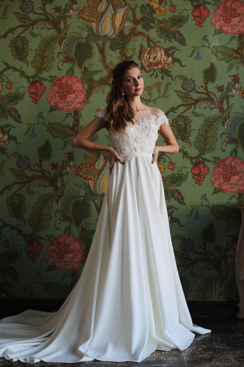 Robe de mariée avec appliques florales sur le corset A ...