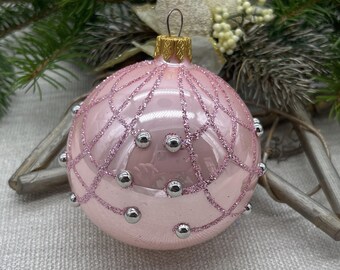 ピンクのクリスマスガラスボールオーナメント、手描きのクリスマス