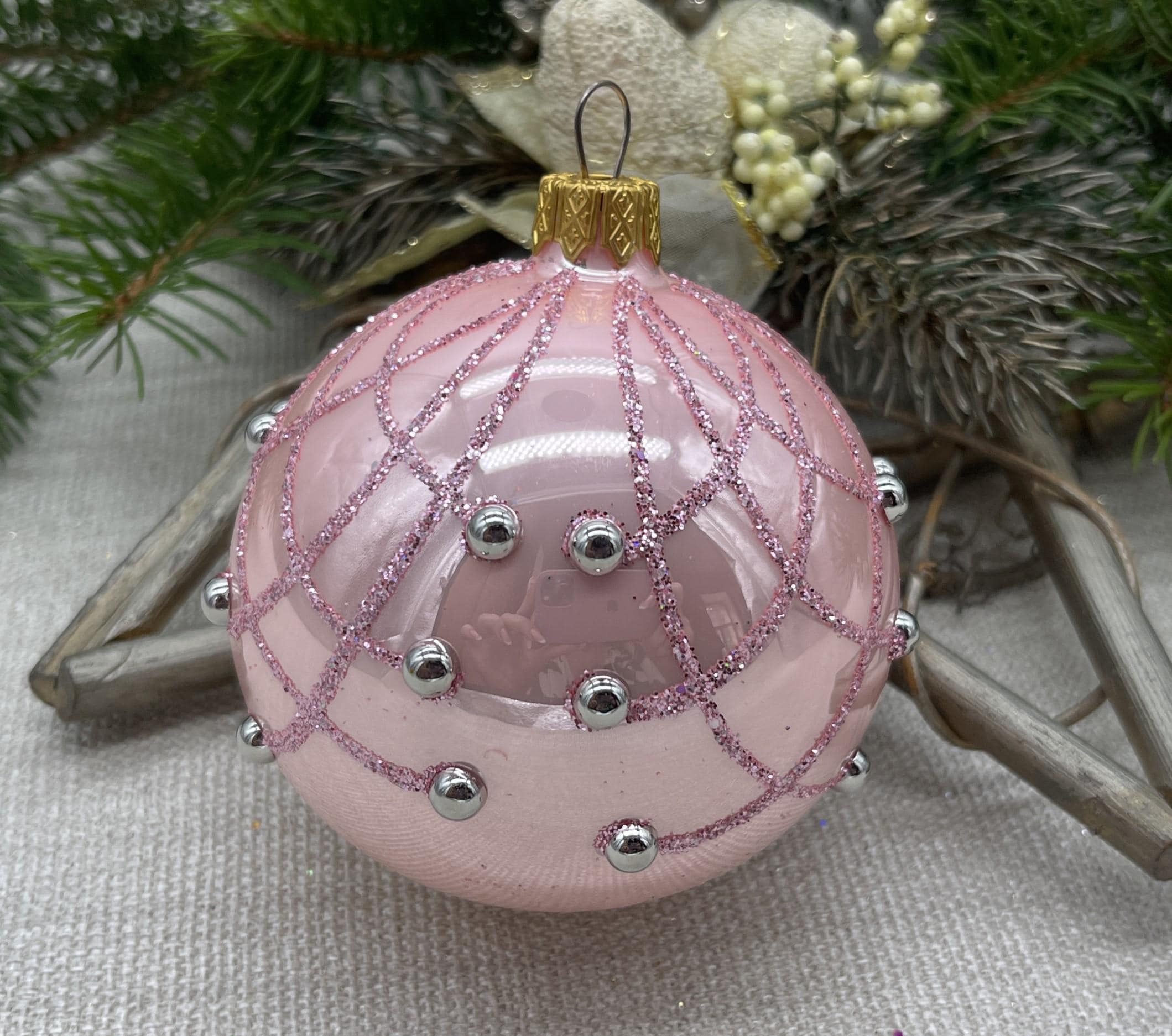 ガラス製のピンクジンボトルクリスマスオーナメント ピンクのクリスマスガラスボールオーナメント、手描きのクリスマス