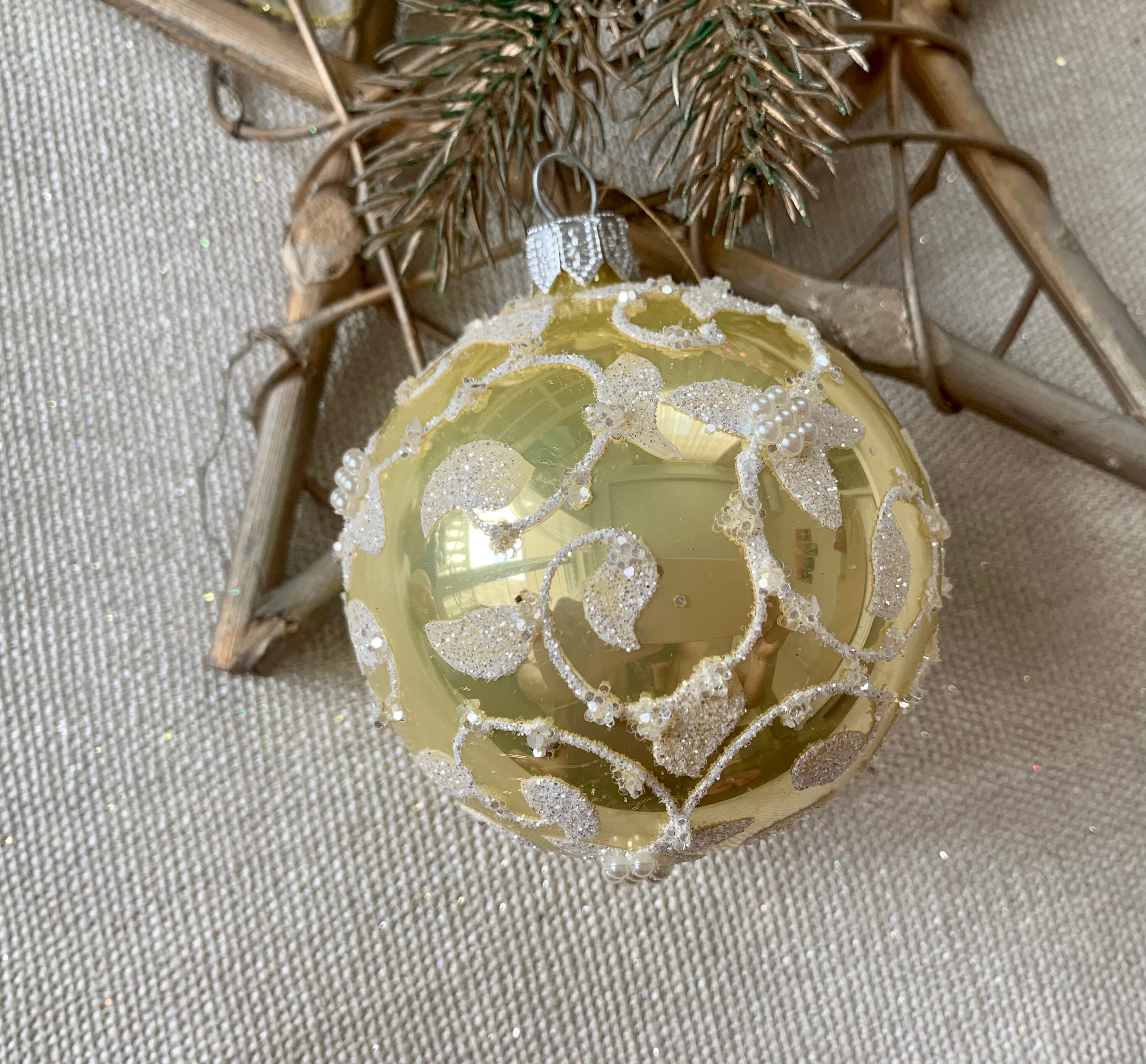 黄色のクリスマスガラスボールオーナメント、手描きのクリスマスガラス