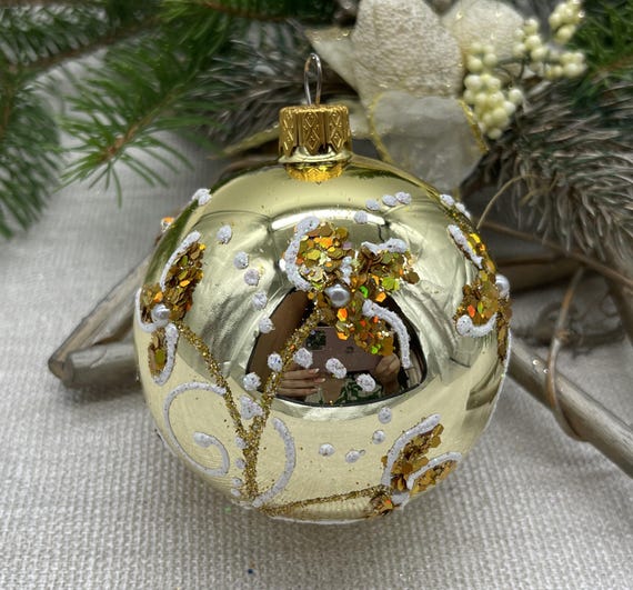 ゴールドのクリスマスガラスボールオーナメント、手描きのクリスマス