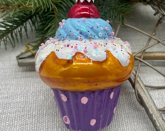 カップケーキのクリスマスガラスオーナメント、口吹きの手描きガラスの