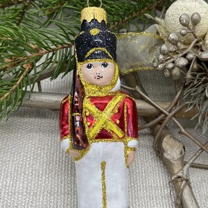 兵士のクリスマスガラスオーナメント、家族へのクリスマスオーナメント、友人へのクリスマスプレゼント、新居へのクリスマスオーナメント2025 - お祝いのホリデーデコレーション