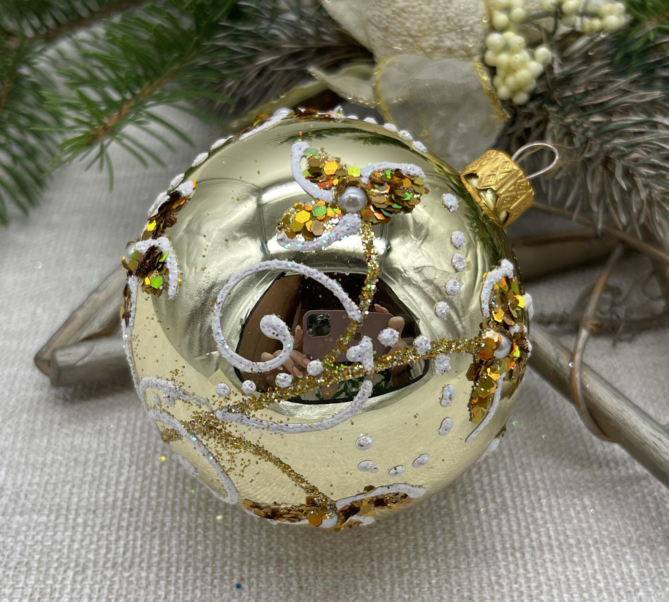 ゴールドのクリスマスガラスボールオーナメント、手描きのクリスマス