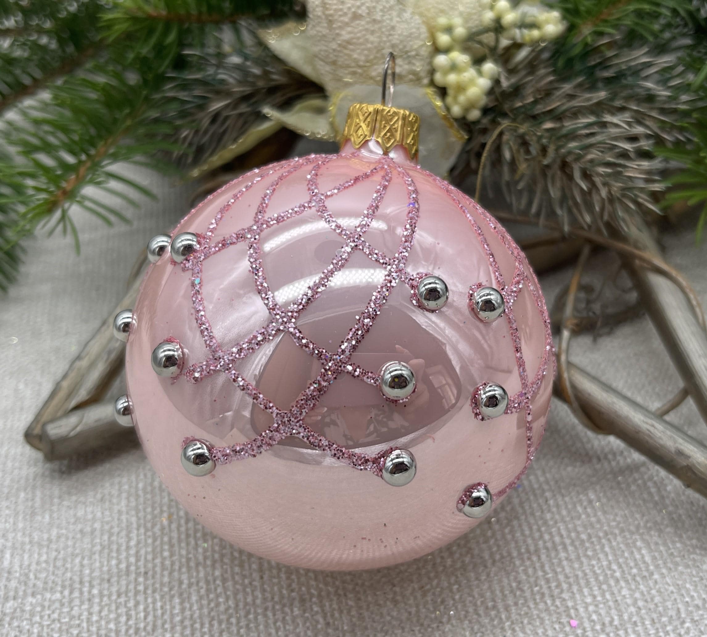クリスマスオーナメント　グラスボール　手描き　ルリジューズ　ピンク ピンクのクリスマスガラスボールオーナメント、手描きのクリスマス