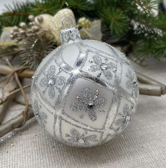 Handgefertigte weiße Glas Weihnachtsverzierung - Elegantes Weihnachtsdekor 2025 - Luxus Urlaub Baumschmuck - Vintage Stil Kugel