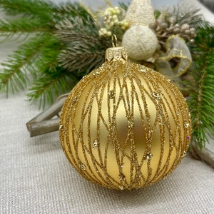 ゴールドとゴールドのグリッターのクリスマスガラスボールオーナメント