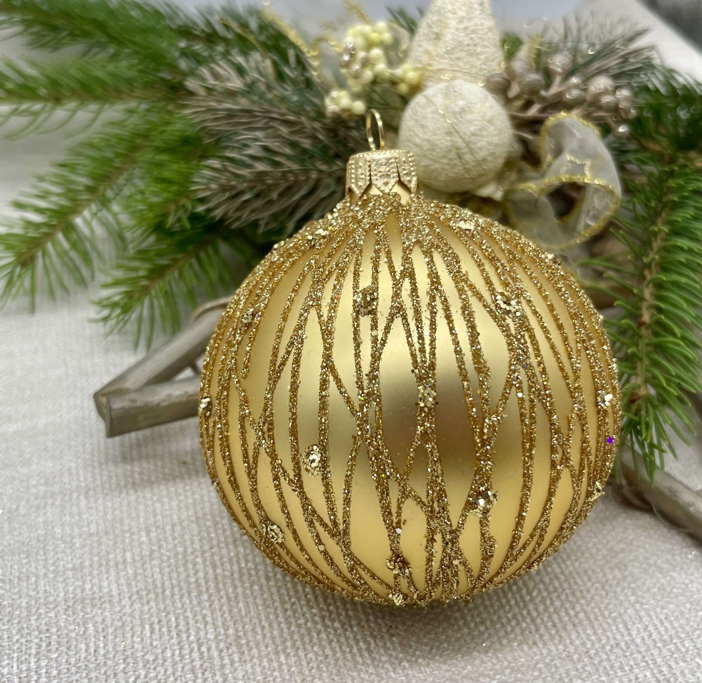 ゴールドとゴールドのグリッターのクリスマスガラスボールオーナメント