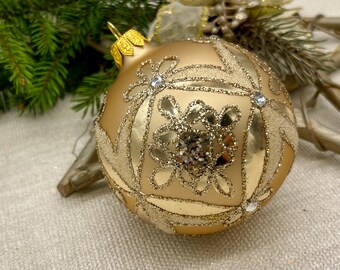 ゴールドとゴールドのグリッターのクリスマスガラスボールオーナメント