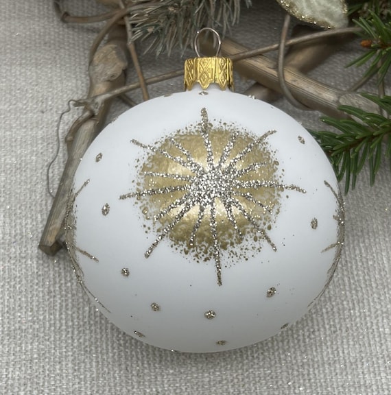 Weißer und goldener Glas Christbaumschmuck – Handgemachte gestreifte Kugel – Eleganter Baumschmuck – Moderne Weihnachtsdeko