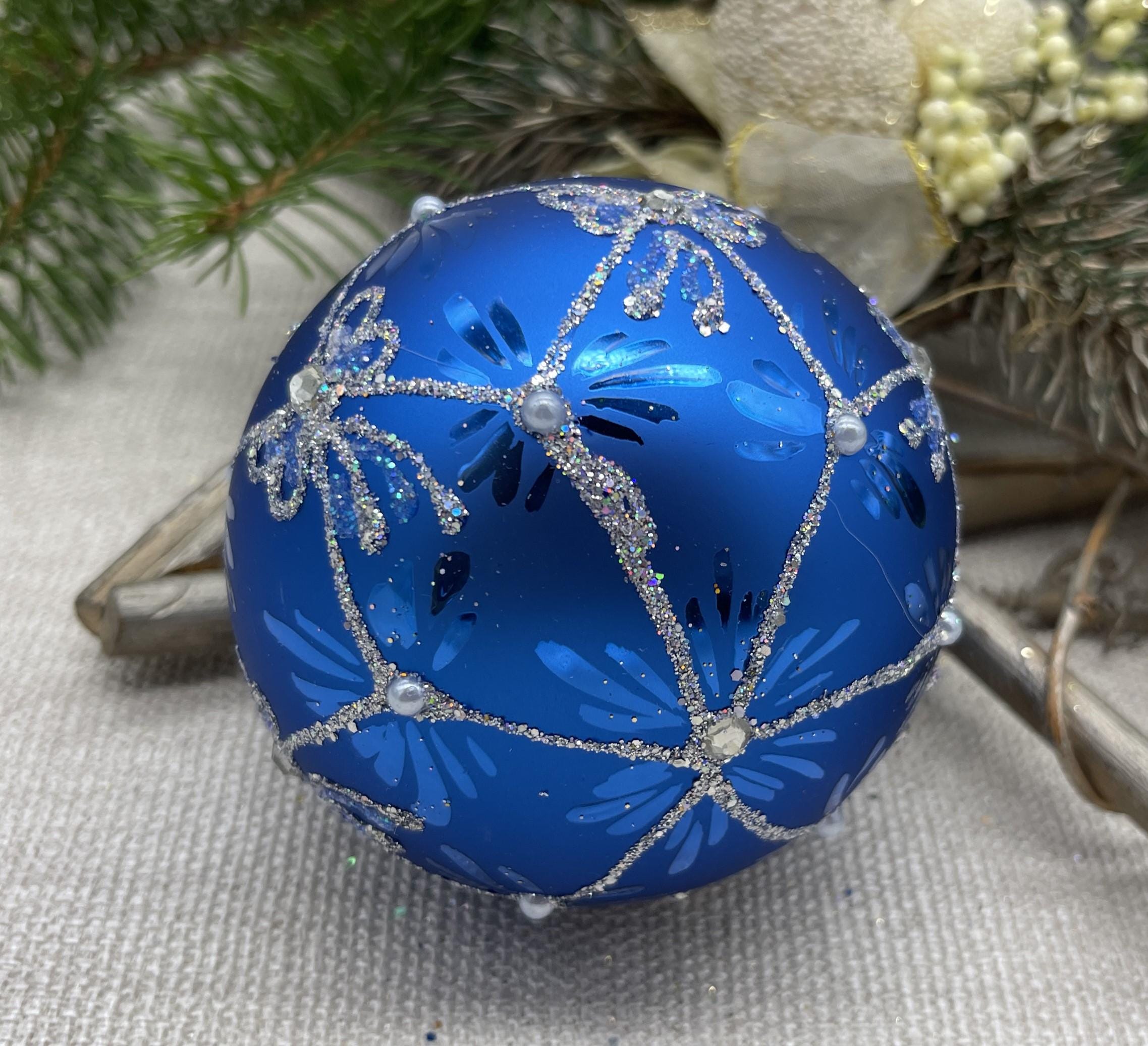 ブルーのクリスマスガラスボールオーナメント、手描きのクリスマス