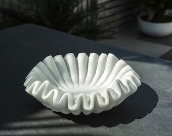 Marmeren Ruffle Bowl, Marble Fluted Bowl, Scalloped Bowls, Decoratieve Marble Bowl, Wavy Edges Bowl, Fruit Bowl, Ruffled Bowl, Valentijnscadeau