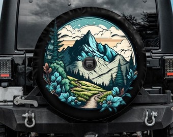 Pode incluir: Um Jeep preto com uma capa de pneu sobressalente que apresenta uma paisagem montanhosa colorida com um caminho sinuoso e flores azuis. A capa do pneu é uma tela redonda preta com uma borda branca.