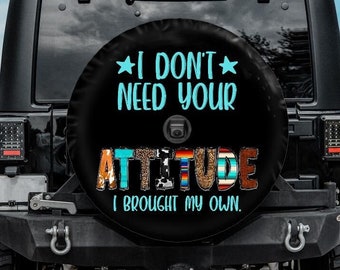 Divertida funda para llanta de repuesto, "No necesito tu actitud", funda para llanta, funda estilo western con orificio para cámara de reversa, accesorios para auto para mujeres.