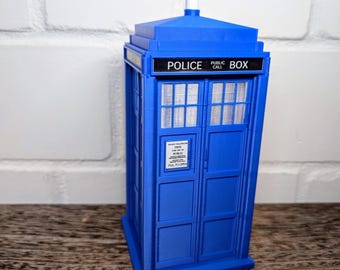 XXL TARDIS mit Licht – inspiriert von Doctor Who, personalisiere die Schilder, Polizei Box zum Öffnen