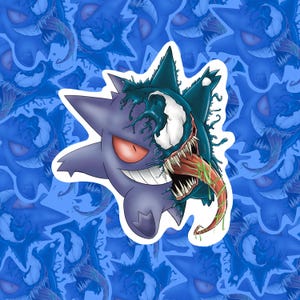 Puede incluir: Una pegatina con un personaje Gengar morado con un diseño inspirado en Venom. El diseño incluye un ojo rojo, dientes afilados y una lengua verde. El fondo es un patrón del mismo personaje en azul.