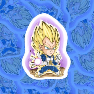 Può includere: Un adesivo con un'illustrazione di un personaggio dei cartoni animati con capelli gialli a punta, occhi blu e un abito blu e bianco. Il personaggio è circondato da un'aura viola e tiene in mano una sfera di energia luminosa. Lo sfondo è un motivo azzurro.