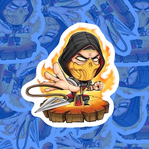 Puede incluir: Una pegatina de dibujos animados de un personaje con capucha negra y máscara amarilla, con una lanza y llamas. El personaje está en posición de combate, con una lanza en la mano. El fondo es de color azul claro.