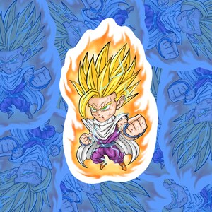 Può includere: Un adesivo raffigurante un personaggio dei cartoni animati con capelli gialli a spillo, occhi verdi e un'espressione determinata. Il personaggio indossa un mantello bianco, pantaloni viola ed è circondato da un'aura arancione con fulmini. Lo sfondo è un motivo ripetuto dello stesso personaggio in blu.