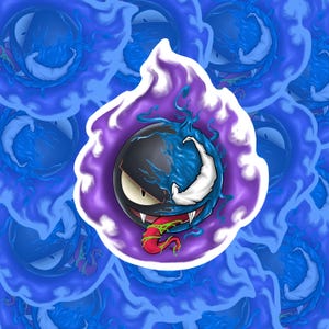 Puede incluir: Una pegatina con un diseño de personaje negro y azul con boca y dientes blancos y lengua roja. El personaje está rodeado por un diseño de llama púrpura, sobre un fondo azul con imágenes de personajes repetidas.