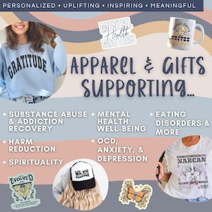 Puede incluir: Imagen que presenta ropa y regalos que apoyan la salud mental y la recuperaci&oacute;n. Incluye una sudadera azul claro con "Gratitude", una taza, un sombrero con "We Do Recover" y una camiseta con "Narcan".