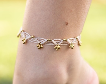 Tobillera de macramé bohemia con dijes dorados, tobillera de playa ajustable hecha a mano, joyería minimalista de verano, pulsera de tobillo para festivales.