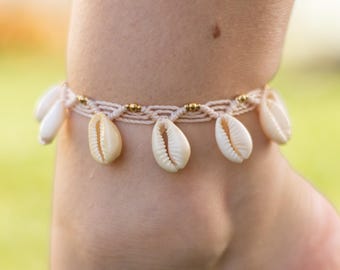 Tobillera de macramé con conchas de cauri, joyería veraniega hecha a mano, tobilleras bohemias para la playa, accesorio de conchas marinas, pulsera de tobillo con conchas colgantes.