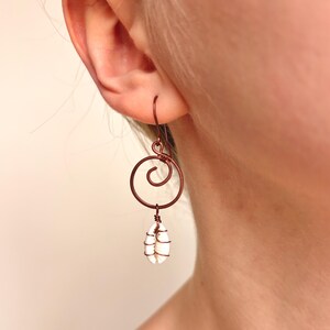 Pendientes espirales de cobre con concha de cauri, pendientes colgantes bohemios hechos a mano, joyería tribal playera, pendientes llamativos de concha natural, regalo para ella