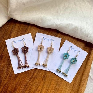 Entzückende Makramee Blumen Ohrringe, Handgemachte Zarte Baumeln Schmuck, Baumelnde Blumen, Boho Beige Ohrring, Geschenk für Sie